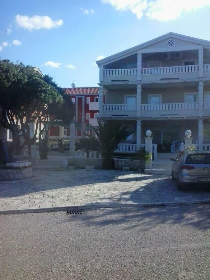 Guesthouse Villa Jurisic نوفاليا المظهر الخارجي الصورة
